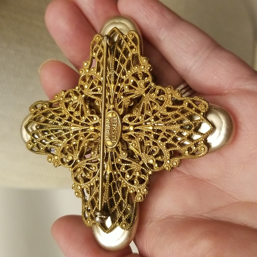 Large Vtg Miriam Haskell Pearl Brooch - image 4